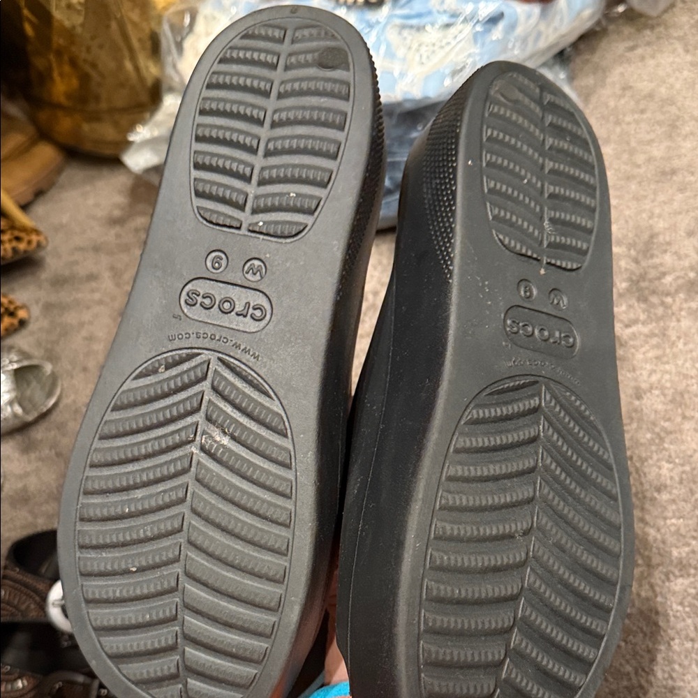 CROCS Classic Black Slide Sandals - Picture 3 of 7